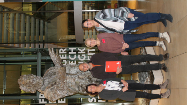 Die Reisgruppe aus Thedinghausen: Petra Roselius, Wilfried Wessel, Marina Behlmer und Sandra Seefeld im Willi-Brandt-Haus