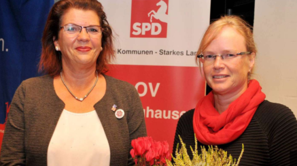 Petra Roselius gratuliert Anke Fahrenholz zur ihrer Wahl