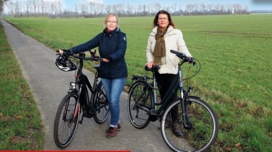 Anke Fahrenholz und Petra Roselius bei einer Radweg-Besichtigungstour